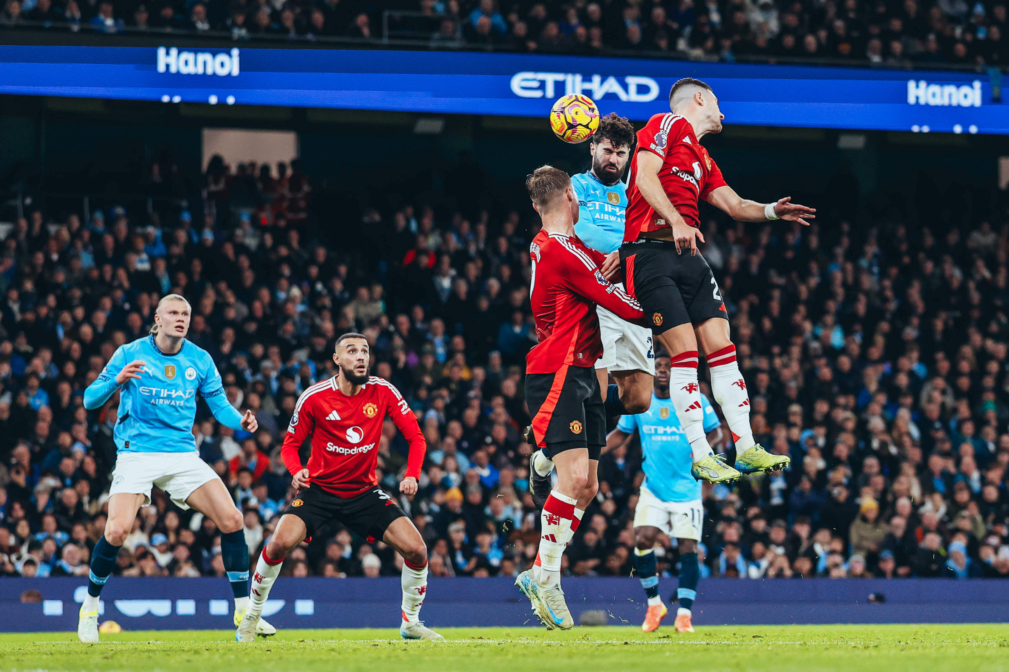 m6米乐在线官网-精彩足球对决现场热情高涨，球员奋力争胜的简单介绍