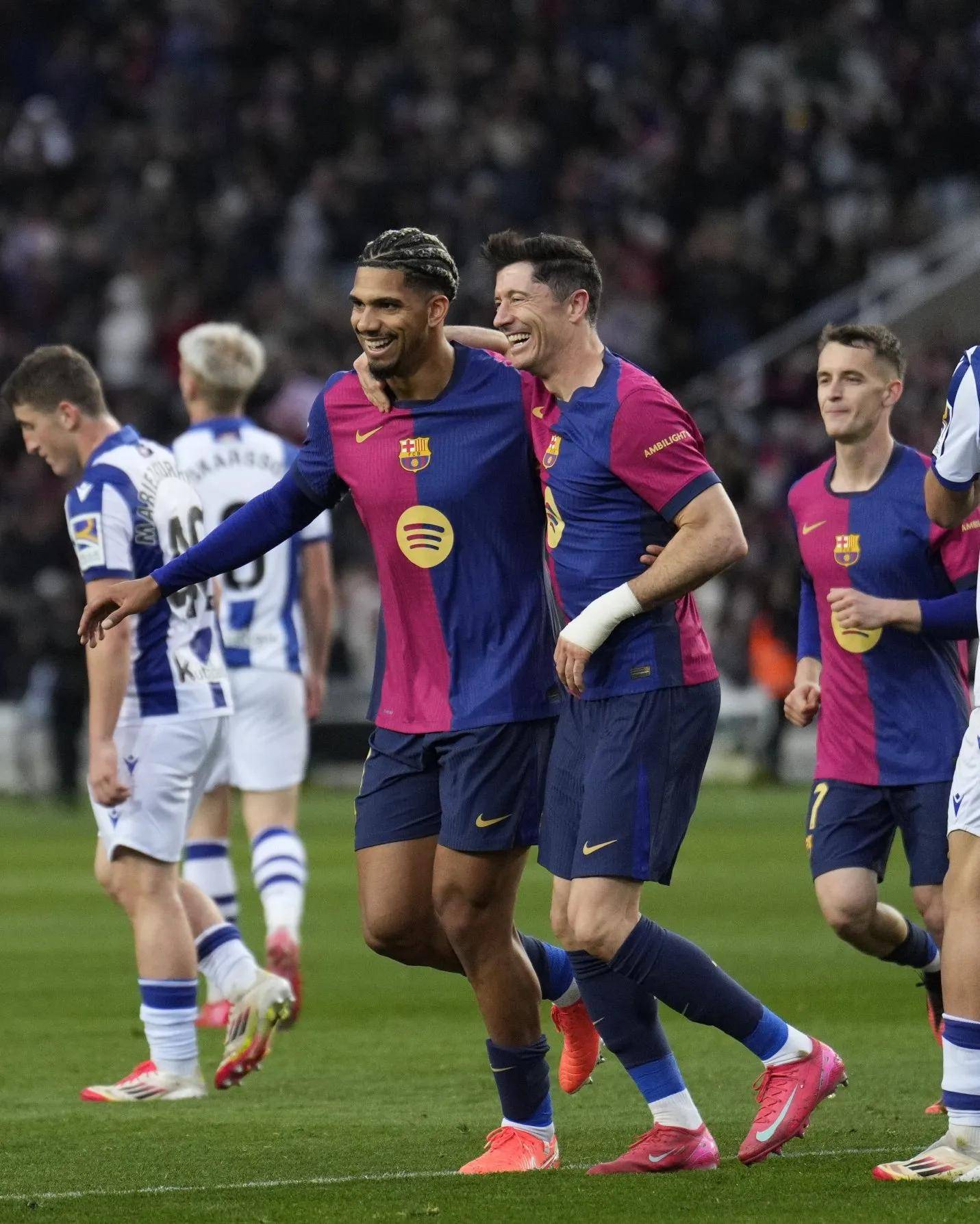 米乐直播官网-曼联队长受伤缺席，球队战术调整需面对新情况的简单介绍